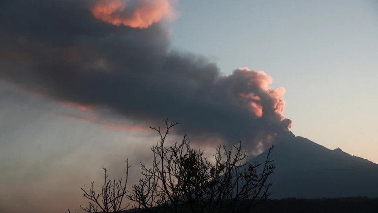灰や煙を噴出するポポカテペトル山/Henry Romero/Reuters