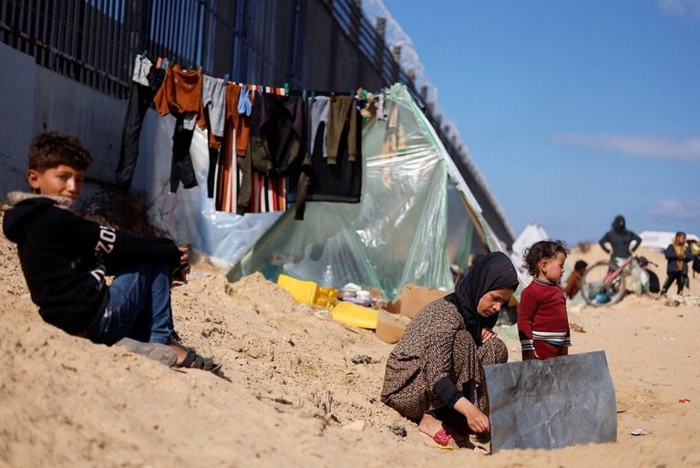 イスラエルの攻撃により避難したパレスチナの人々＝１０日、エジプトとの国境にあるパレスチナ自治区ガザ地区南部ラファ/Mohammed Salem/Reuters via CNN Newsource