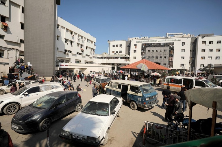 ガザ市の医療複合施設に避難したパレスチナの人々＝２２日/Dawoud Abo Alkas/Anadolu/Getty Images