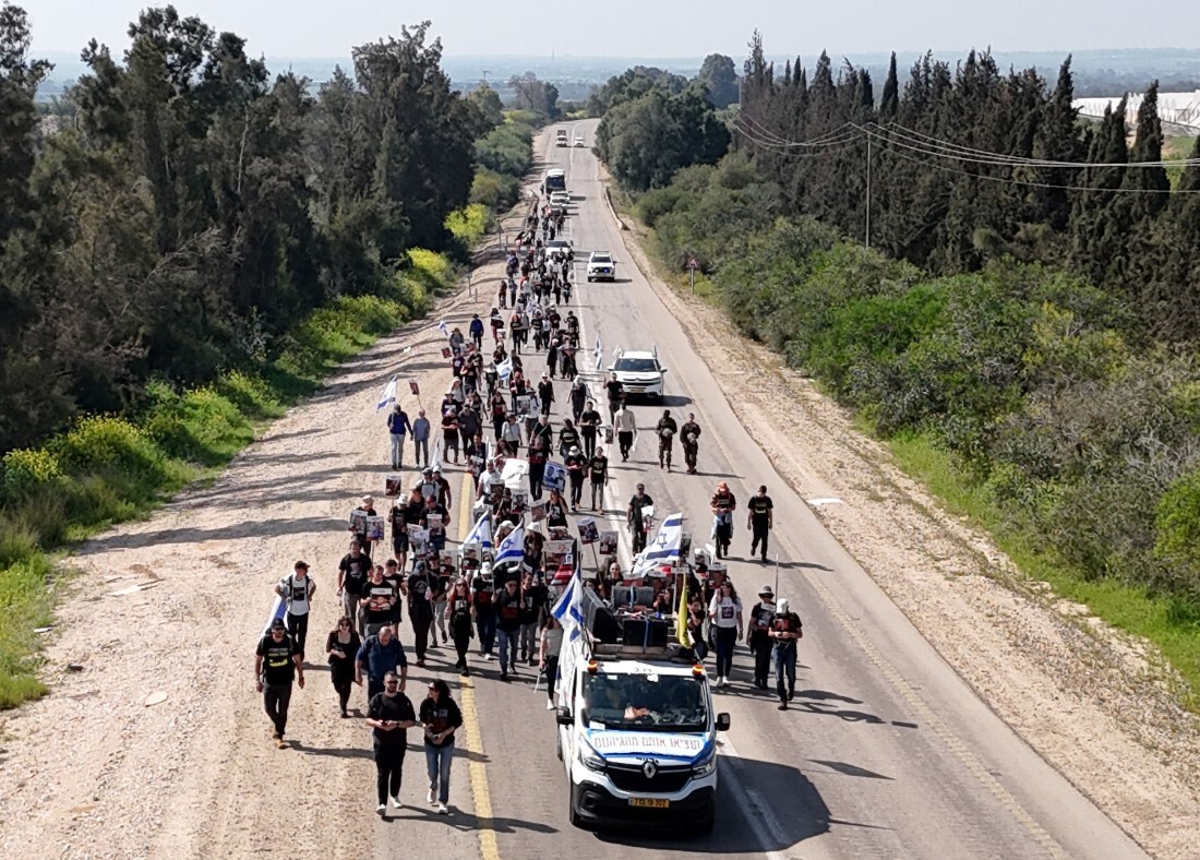 行進を開始した人々=28日、イスラエル南部レイム/Jack Guez/AFP/Getty Images