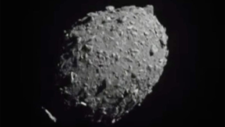 ＮＡＳＡ探査機が意図的に衝突する中で捉えた小惑星ディモルフォスの画像/NASA via CNN Newsource