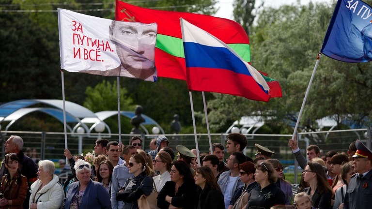 トランスニストリアとロシアの旗を掲げて抗議する人々＝２０１４年、ティラスポリ/Vadim Denisov/AFP/Getty Images