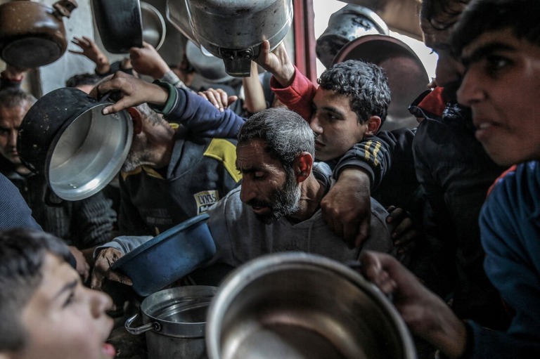 食糧援助をもとめるパレスチナの人々＝２６日、パレスチナ自治区ガザ地区北部ベイトラヒア/AFP/Getty Images