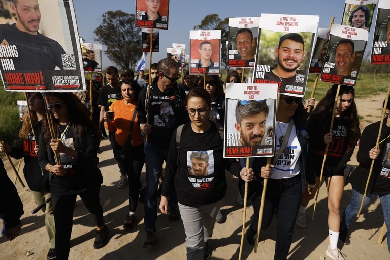 ４日間の行進を始めたガザで拘束されている人質の家族と支持者ら＝２８日、エルサレム/Amir Levy/Getty Images