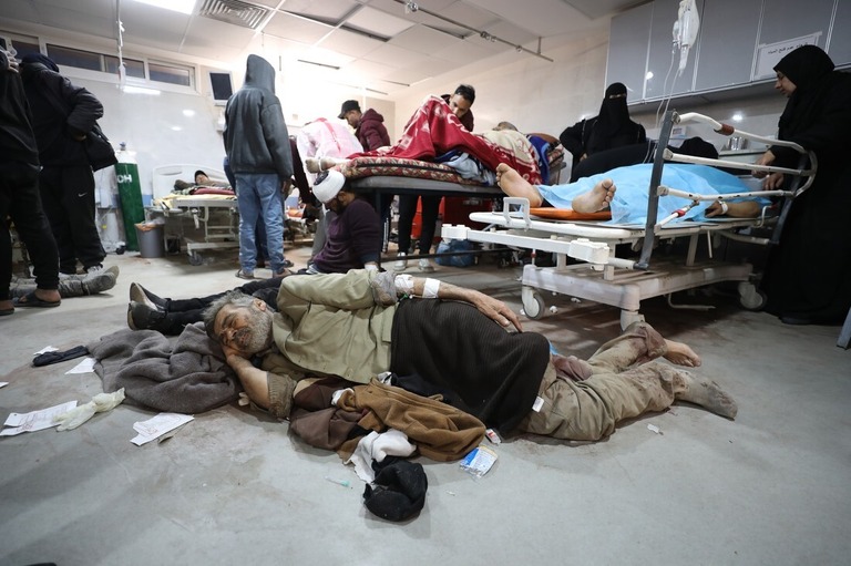 シファ病院で治療を受ける負傷したパレスチナ人＝２月２９日、ガザ地区/Dawoud Abo Alkas/Anadolu/Getty Images