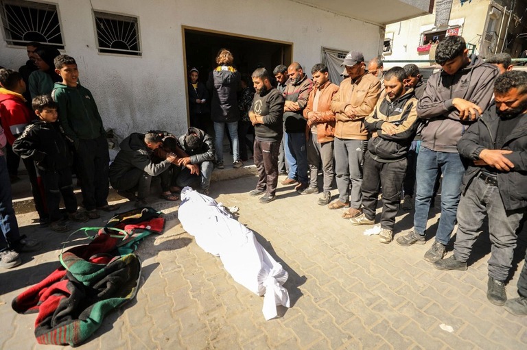 イスラエル軍による攻撃で死亡した遺体を悼む人々＝２９日、パレスチナ自治区ガザ地区北部ベイトラヒアのカマル・アドワン病院/AFP/Getty Images