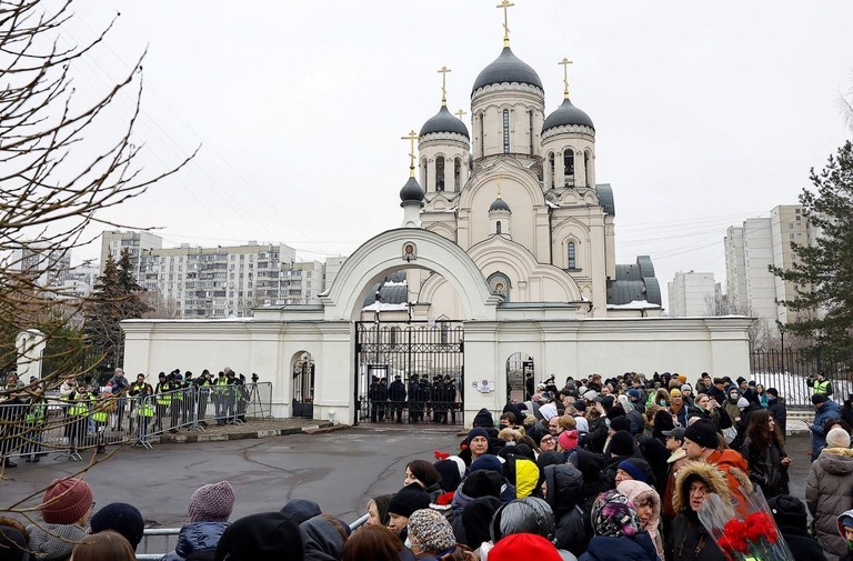 ナワリヌイ氏の葬儀の前、モスクワ市内の教会の外に集まる人々/Reuters via CNN Newsource