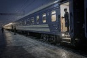 ウクライナ国鉄の「抗戦」、運行維持に奮闘２年　乗客も戻る