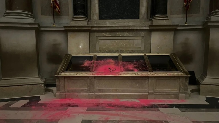 「赤い粉末」がぶちまけられた合衆国憲法の展示ケース/Obtained by CNN