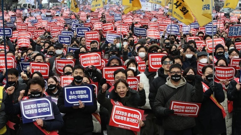 大学医学部の定員を増やす政府の計画に抗議する医師ら＝３日、ソウル/Chung Sung-Jun/Getty Images