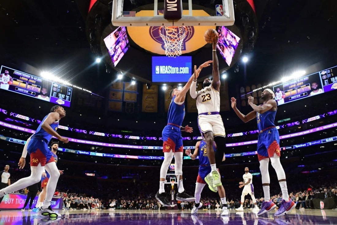 4万得点目のレイアップシュートを別角度から/Adam Pantozzi/NBAE/Getty Images