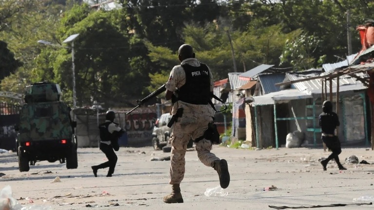 ギャングと対峙する警官ら＝１日、ハイチ首都ポルトープランス/Ralph Tedy Erol/Reuters