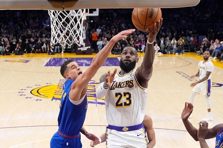 ＮＢＡ史上初となる４万得点を挙げた選手となったレブロン・ジェームズ（中央右）/Mark J. Terrill/AP via CNN Newsource