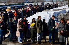 ナワリヌイ氏墓参に長蛇の列、葬儀当日に１０３人拘束　ロシア