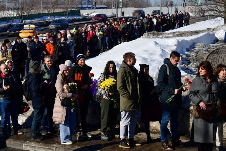 アレクセイ・ナワリヌイ氏が埋葬されたモスクワ市内のボリソフ墓地に、何百人もの墓参者が詰めかけて長蛇の列を作っている/Olga Maltseva/AFP/Getty Images via CNN Newsource