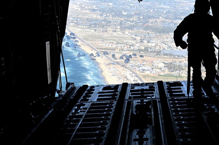 ２日、米空軍がパレスチナ自治区ガザ地区に対して支援物資を空中から投下する様子/Christopher Hubenthal/U.S. Air Force via Reuters