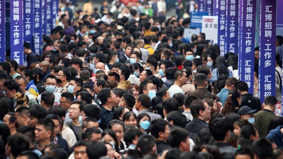 重慶で就職説明会に参加する人々＝２３年春/AFP/Getty Images