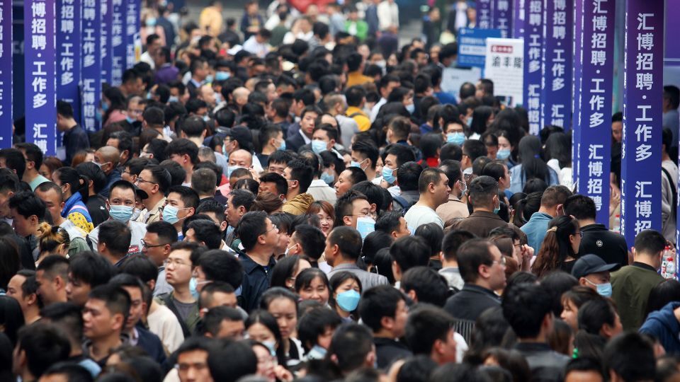 重慶で就職説明会に参加する人々=23年春/AFP/Getty Images