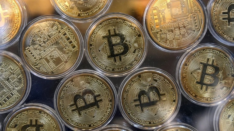 暗号資産（仮想通貨）のビットコインが４日の取引で史上最高値を付けた/Ozan Kose/AFP/Getty Images