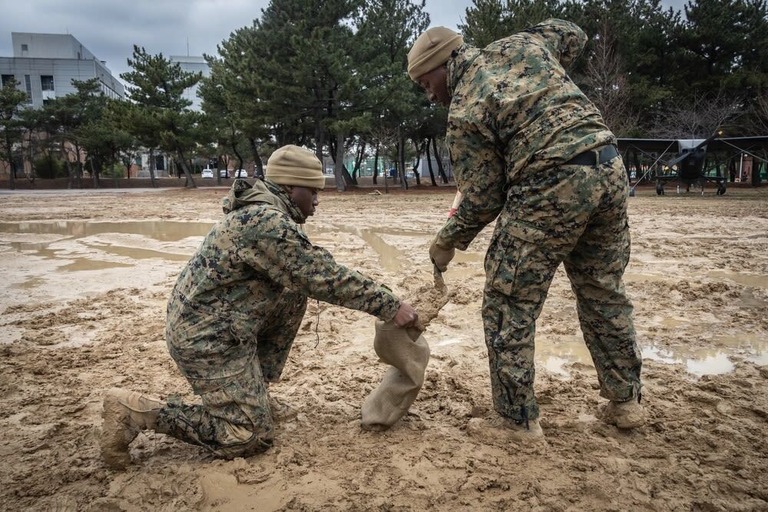 合同軍事演習「フリーダムシールド（自由の盾）」に向け、統合指揮所の建設を進める米海兵隊＝２月２５日、韓国・浦項/Staff Sgt. Amanda R. Taylor/U.S. Marine Corps via CNN Newsource