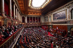 中絶の権利を憲法に明記、フランス議会で法案成立　世界初