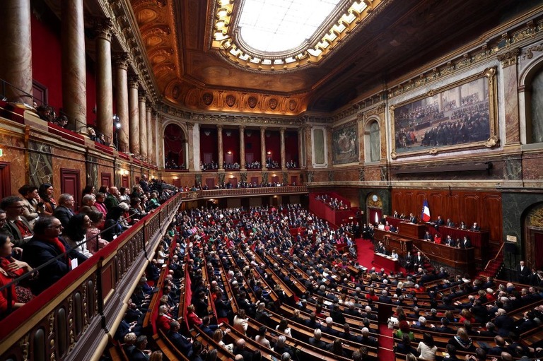 フランス議会は、人工妊娠中絶の自由を憲法に明記する改正案を賛成多数で可決、成立させた/Emmanuel Dunand/AFP/Getty Images