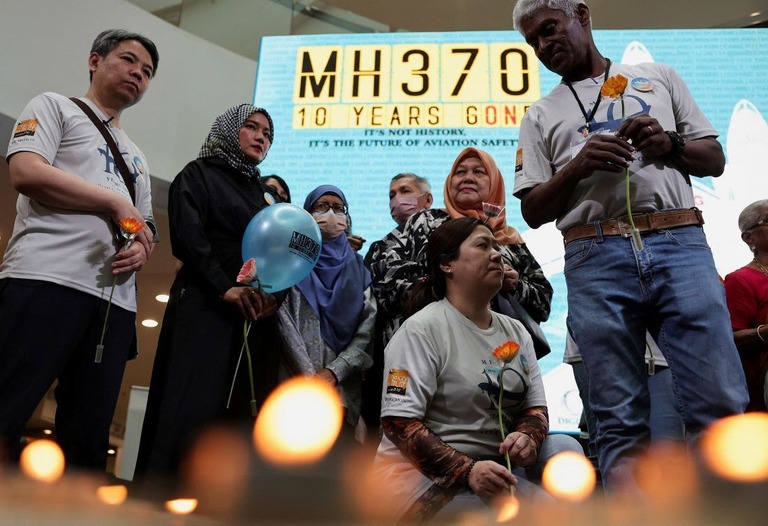 消息を絶ったマレーシア航空３７０便の犠牲者追悼イベントに参加した乗客の家族ら＝３日、マレーシア・スバンジャヤ/Hasnoor Hussain/Reuters