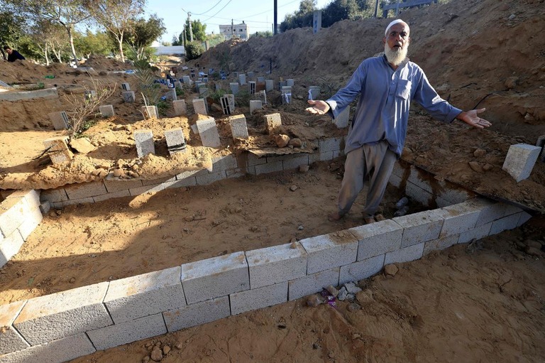 ガザの著名な「墓掘り人」の一人、サーディ・バラカさん/Mahmud Hams/AFP/Getty Images