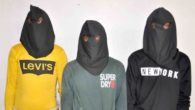 外国人旅行者の夫妻を襲った疑いで逮捕された最初の３人の容疑者の写真を警察が公表/Dumka Police/X