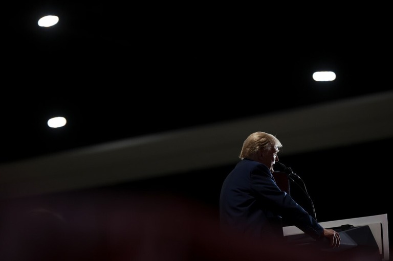 選挙集会で演説するドナルド・トランプ氏＝２日、米バージニア州リッチモンド/Win McNamee/Getty Images