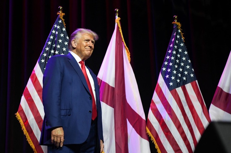 米国のトランプ前大統領＝２０２３年８月４日、米アラバマ州モンゴメリー/Julie Bennett/Getty Images