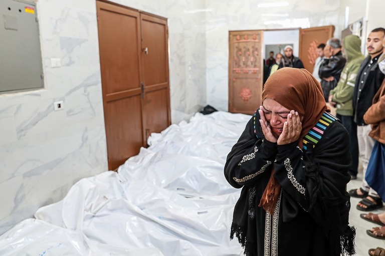 病院に運ばれてきた遺体を前に涙を見せる親族ら＝５日、パレスチナ自治区ガザ地区ハンユニス/Jehad Alshrafi/Anadolu/Getty Images
