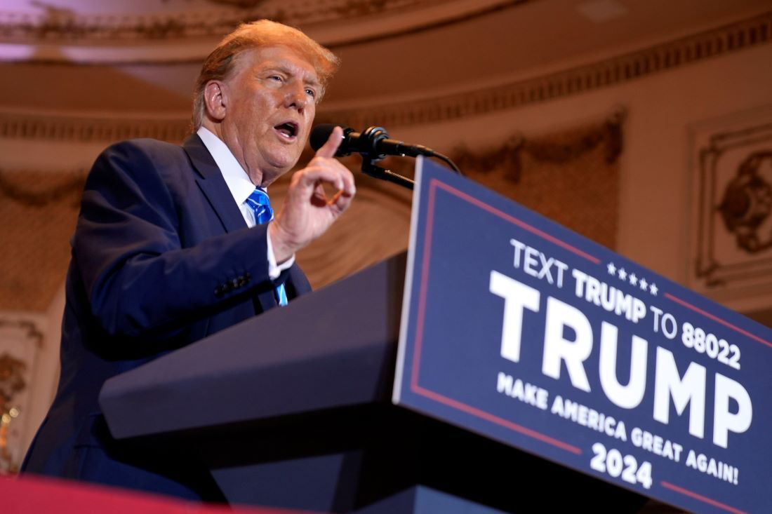 スーパーチューズデーの夜、私邸マール・ア・ラーゴでのイベントで演説するトランプ前大統領/Evan Vucci/AP via CNN Newsource