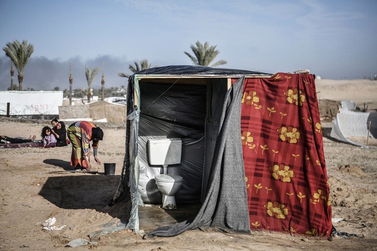 ガザ地区南部ラファのエジプト国境近くに設置されたトイレ/Abed Zagout/Anadolu/Getty Images/File