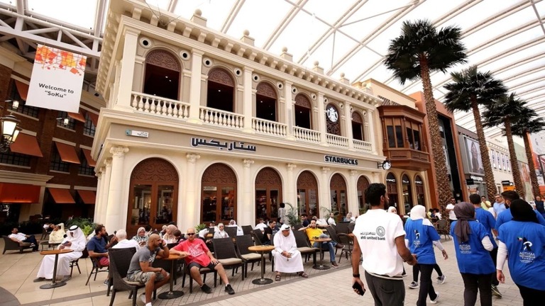 中東のクウェートにあるスターバックスの店舗/Yasser Al-Zayyat/AFP/Getty Images