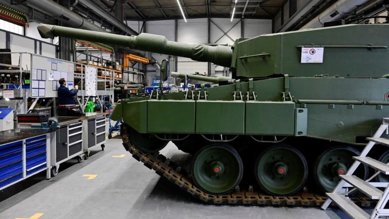 独兵器製造企業ラインメタルが運営する工場内に置かれた戦闘車両＝２０２４年２月撮影/Fabian Bimmer/Pool/AFP/Getty Images