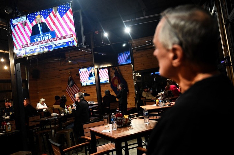トランプ氏の演説を見る支持者＝５日、米コロラド州セダリア/Jason Connolly/AFP/Getty Images