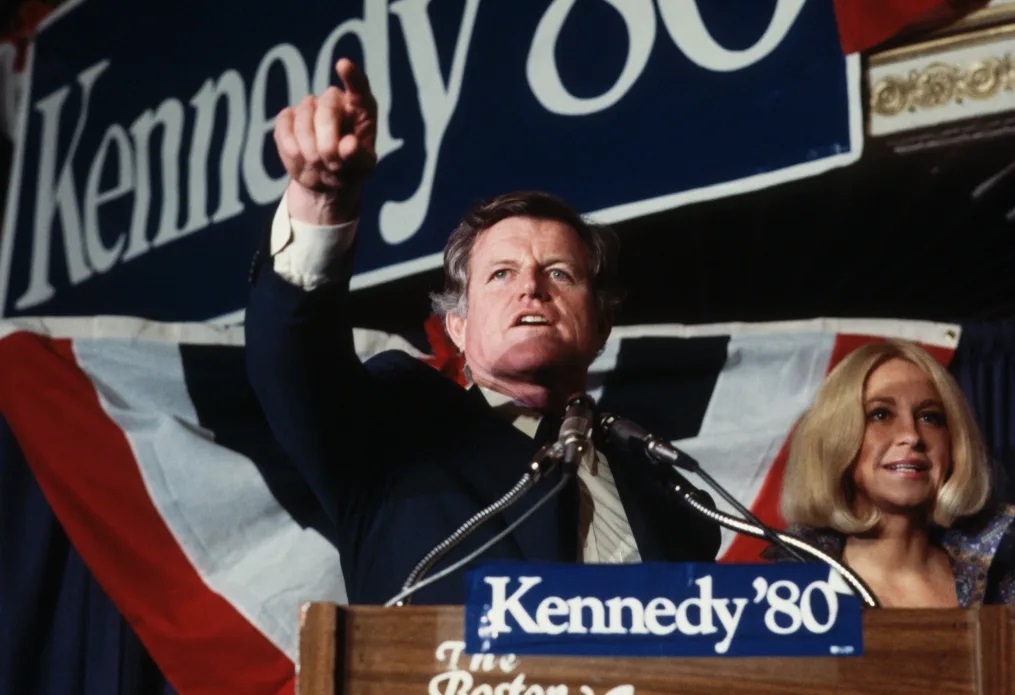 1980年、民主党の大統領候補指名を目指して選挙活動を行うテッド・ケネディー上院議員/Wally McNamee/Corbis Historical/Getty Images/File