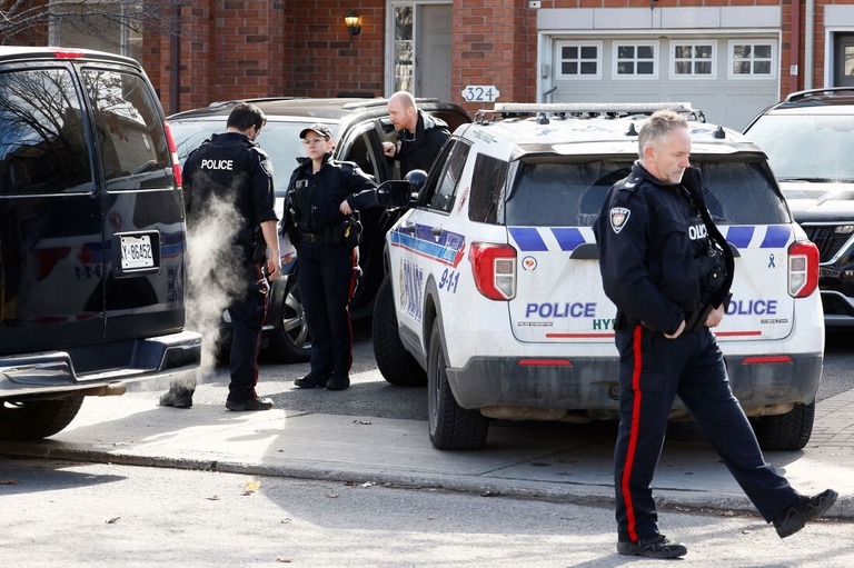 事件現場に駆けつけた地元警察＝カナダ・オタワ郊外/Blair Gable/Reuters via CNN Newsource