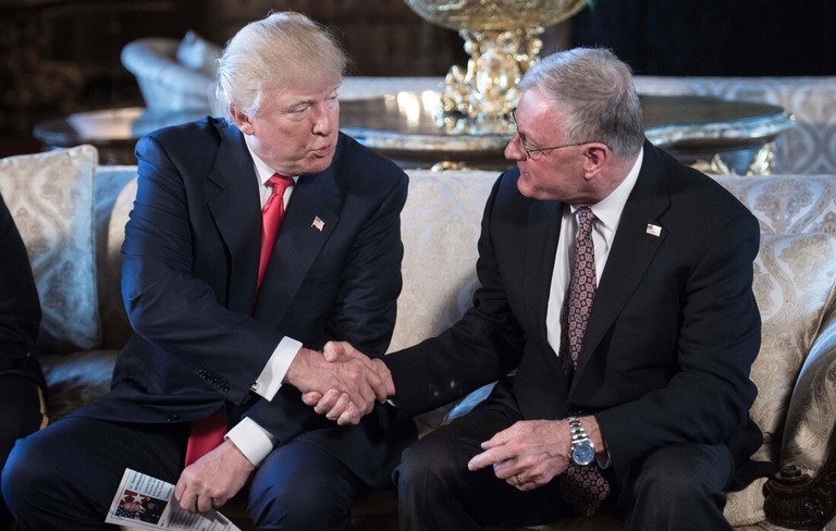 キース・ケロッグ氏と握手を交わすドナルド・トランプ氏＝２０１７年、米フロリダ州/Nicholas Kamm/AFP/Getty Images via CNN Newsource