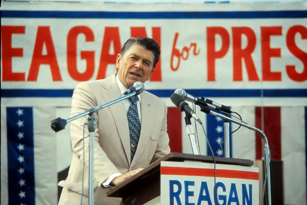 1976年、大統領選の選挙活動で聴衆に向けて演説するロナルド・レーガン/Owen Franken/Corbis Historical/Getty Images/File