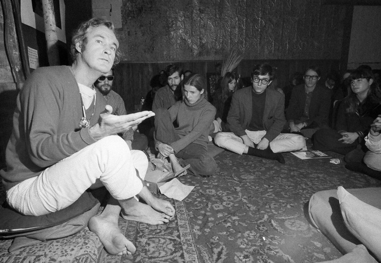 ＬＳＤについて語るティモシー・リアリー氏＝１９６７年４月７日、米ニューヨーク/Eddie Adams/AP via CNN Newsource