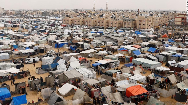 イスラエル軍の空爆を逃れたパレスチナ人たちがガザ南部ラファに設置したテント群/Ibraheem Abu Mustafa/Reuters