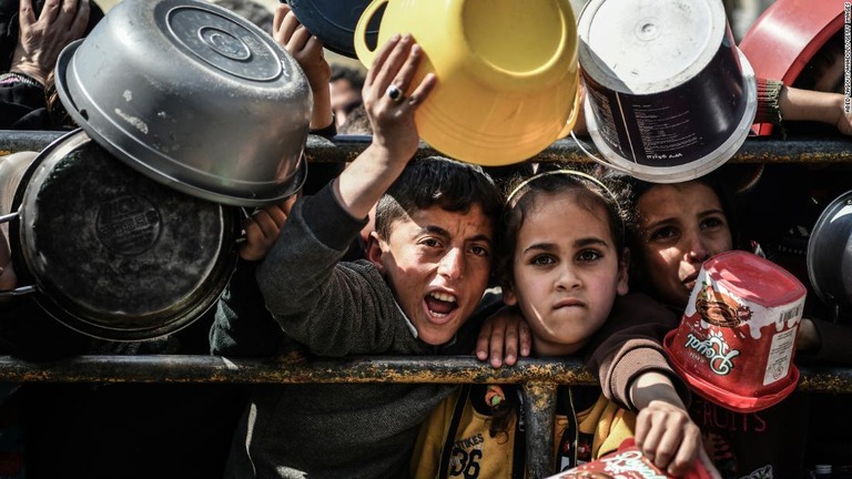 家族のための食べ物を入手するための支援物資配布の列に並ぶ子どもら＝２月、パレスチナ自治区ガザ地区南部ラファ/Abed Zagout/Anadolu/Getty Images