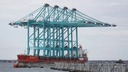 米港湾の中国製クレーンに通信装置、スパイ活動懸念　米議会調査