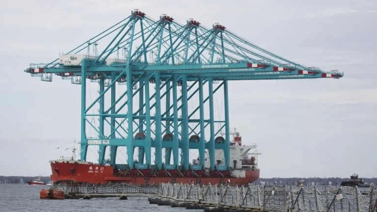 「上海振華重工」（ＺＰＭＣ）のクレーン＝２０１９年１月/L. Todd Spencer/The Virginian-Pilot/Getty Images