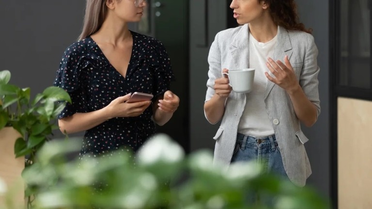米国で、職場でのマナー研修を実施する企業が増えている/iStockphoto/Getty Images