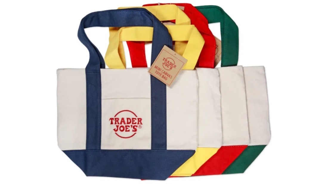 キャンバス地のミニトートバッグは青、赤、緑、黄色の４色/From Trader Joe's