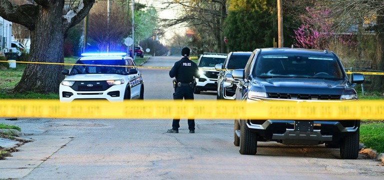 銃撃事件が起きた現場周辺で対応に当たる警察＝米アーカンソー州ジョーンズボロ/Sgt. David Stout/Jonesboro Police Department via CNN Newsource