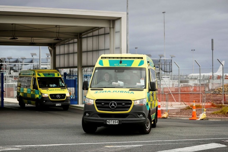 １１日、オークランド空港には救急車７台を含む１４チームが出動した/Dean Purcell/AP via CNN Newsource
